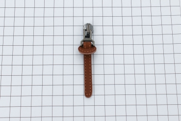 Automatik-Schieber mit Kunstlederanhänger titan/mittelbraun