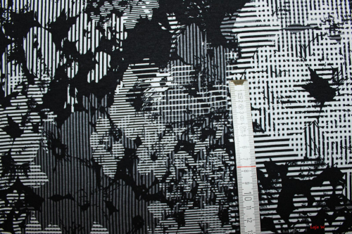 Preview: Viskose-Jersey Blumengrafik schwarz/weiß (10 cm)