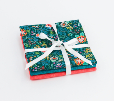 Preview: Faraway Florals cypress Stoffpaket (Fat Quarter) mit Endlosreißverschluss