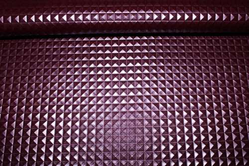 Preview: Kunstleder Nietenoptik brombeere - metallic (10 cm)