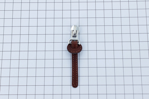 Automatik-Schieber mit Kunstlederanhänger silber/dunkelbraun