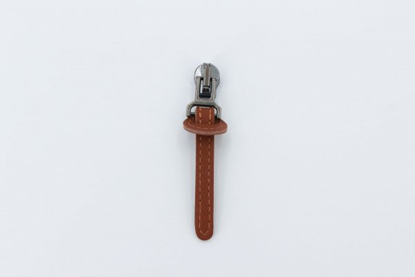 Automatik-Schieber mit Kunstlederanhänger titan/mittelbraun