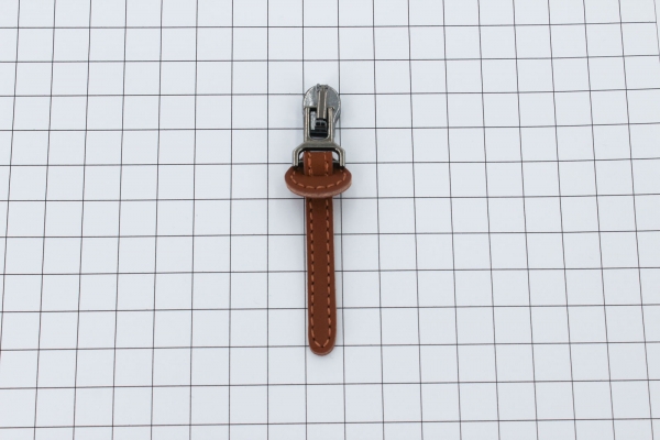 Automatik-Schieber mit Kunstlederanhänger titan/mittelbraun