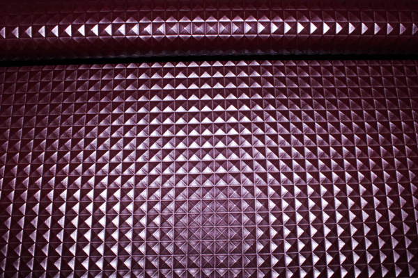 Kunstleder Nietenoptik brombeere - metallic (10 cm)