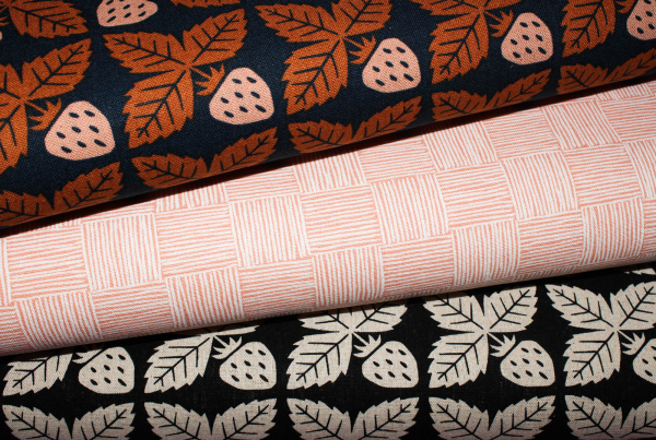 Taschenstoff Canvas Along the Fields Strawberry Black (10 cm)