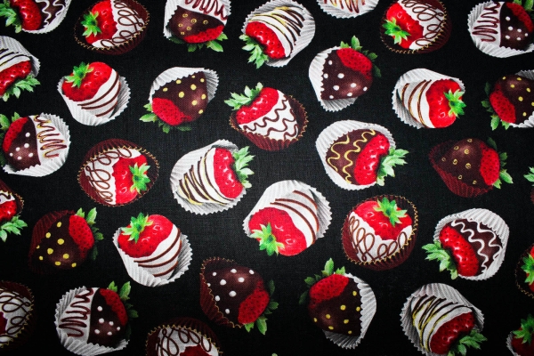 Designerbaumwollstoff Strawberry Delight Black (10 cm)