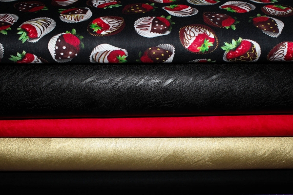 Designerbaumwollstoff Strawberry Delight Black (10 cm)