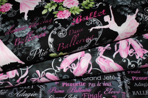 Designer-Baumwollstoff Pearl Ballet Words Pink/Black (10 cm)